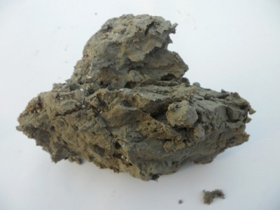 优质的钻井膨润土原矿具有油脂光泽，也呈致密的块状