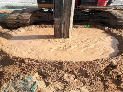 打桩膨润土配浆成功后，进行泥浆护壁钻孔施工现场